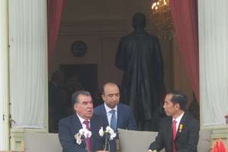 Presiden Joko Widodo saat berbincang dengan Presiden Republik Tajikistan Emomali Rahmon di beranda Istana Merdeka, Senin (1/8/2016).