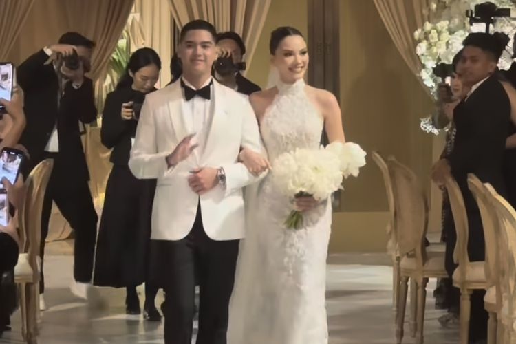 Al Ghazali dan Alyssa Daguise tampil menawan dalam resepsi pernikahan mereka yang digelar di hotel The St. Regis, Jakarta Pusat, Senin (16/6/2025), kemarin.