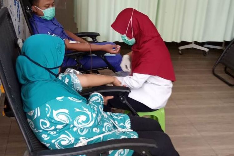 Pendonor darah berkurang 50 persen di PMI Jember karena virus corona, akibatnya stok darah di UDD PMI Jember juga ikut menurun