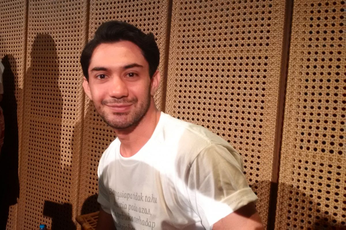 Reza Rahadian menghadiri jumpa pers pementasan teater Bunga Penutup Abad menggelar jumpa pers di Galeri Indonesia Kaya (GIK), Grand Indonesia, Jakarta Pusat, Rabu (31/10/2018).