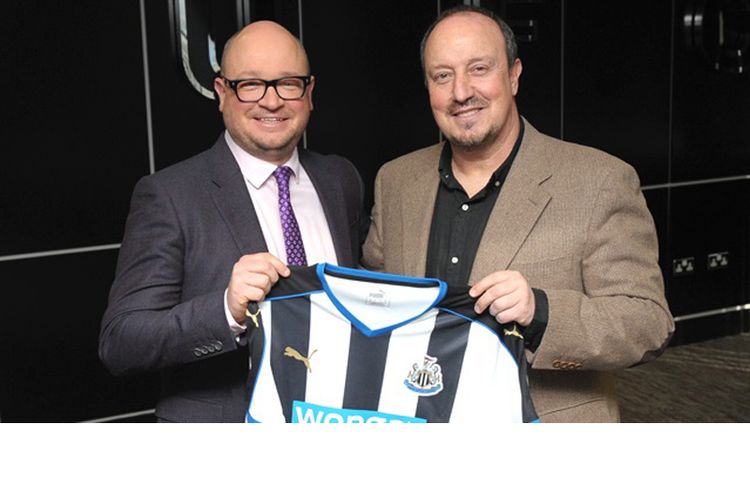 Rafael Benitez (kanan) dan Managing Director Newcastle, Lee Charnley, berpose dengan kostum Newcastle United setelah dia secara resmi dinyatakan sebagai manajer baru klub yang bermarkas di St James Park ini, Jumat (11/3/2016).