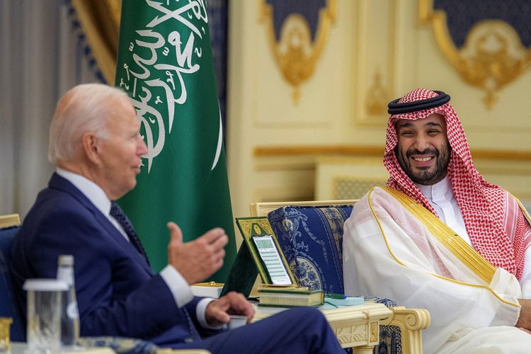 Putra Mahkota Mohammed bin Salman atau Pangeran MBS (kanan) saat bertemu Presiden Amerika Serikat Joe Biden (kiri) di Istana Al Salam, Jeddah, Jumat (15/7/2022). Sementara, Presiden AS Joe Biden pada Kamis (6/10/2022) mengampuni ribuan orang Amerika Serikat yang dihukum karena kepemilikan mariyuana atau ganja.