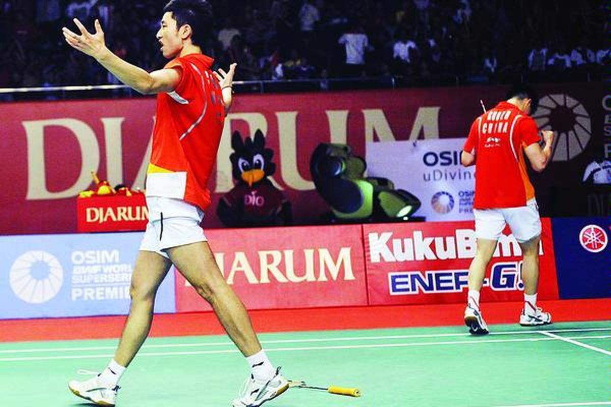 Ekspresi ganda putra China,  Chai Biao/Guo Zhendong, setelah menang melawan ganda Indonesia, Muhammad Ahsan/Bona Septano, pada babak semifinal Djarum Indonesia Open di Istora Senayan, Jakarta, Sabtu (25/6). Biao Chai/Zhendong Guo melangkah ke final setelah menang 18-21, 21-11, 21-18.