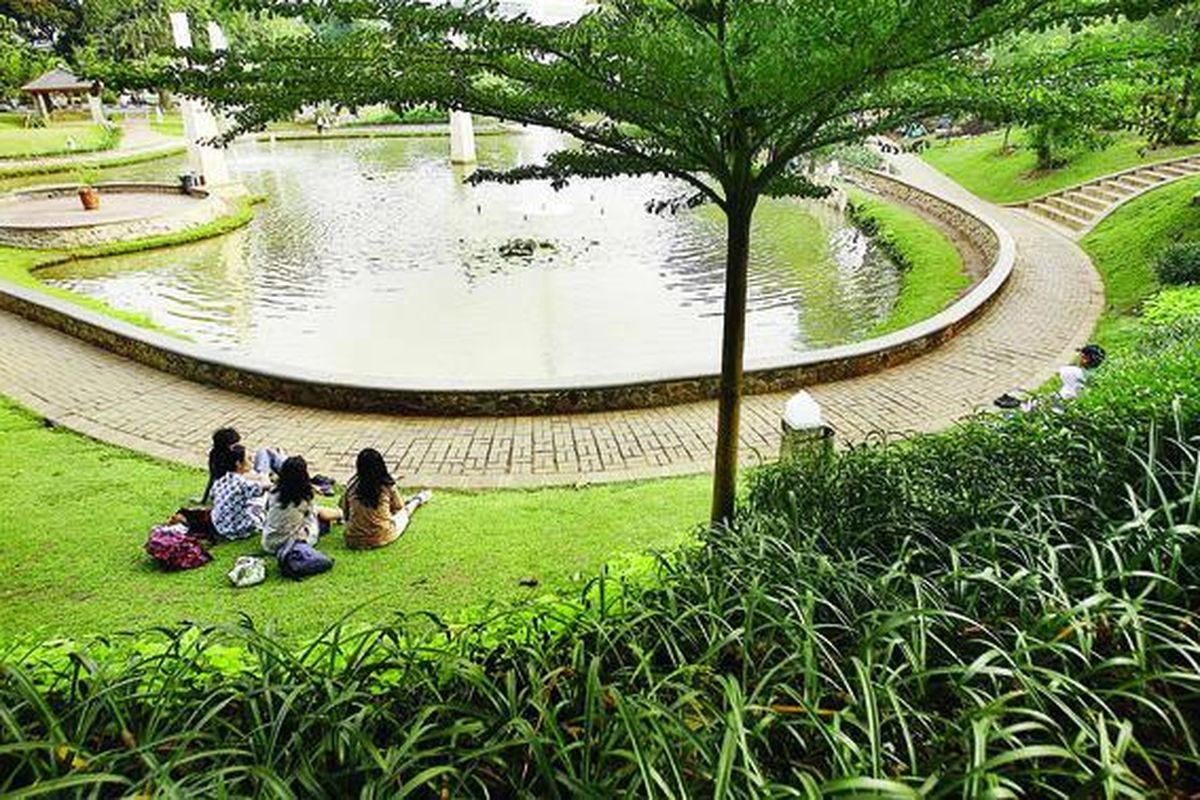 Warga menikmati suasana sore di Taman Ayodya, Jakarta Selatan, Selasa (3/8). Taman Ayodya merupakan taman baru yang kini ramai dikunjungi warga di kawasan Jakarta Selatan.