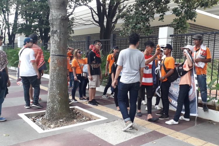 Para Jakmania yang sudah datang ke Stadion Utama Gelora Bung Karno, Jakarta jelang laga lanjutan Piala AFC antara Persija Jakarta vs Ceres Negros, Selasa (23/4/2019)