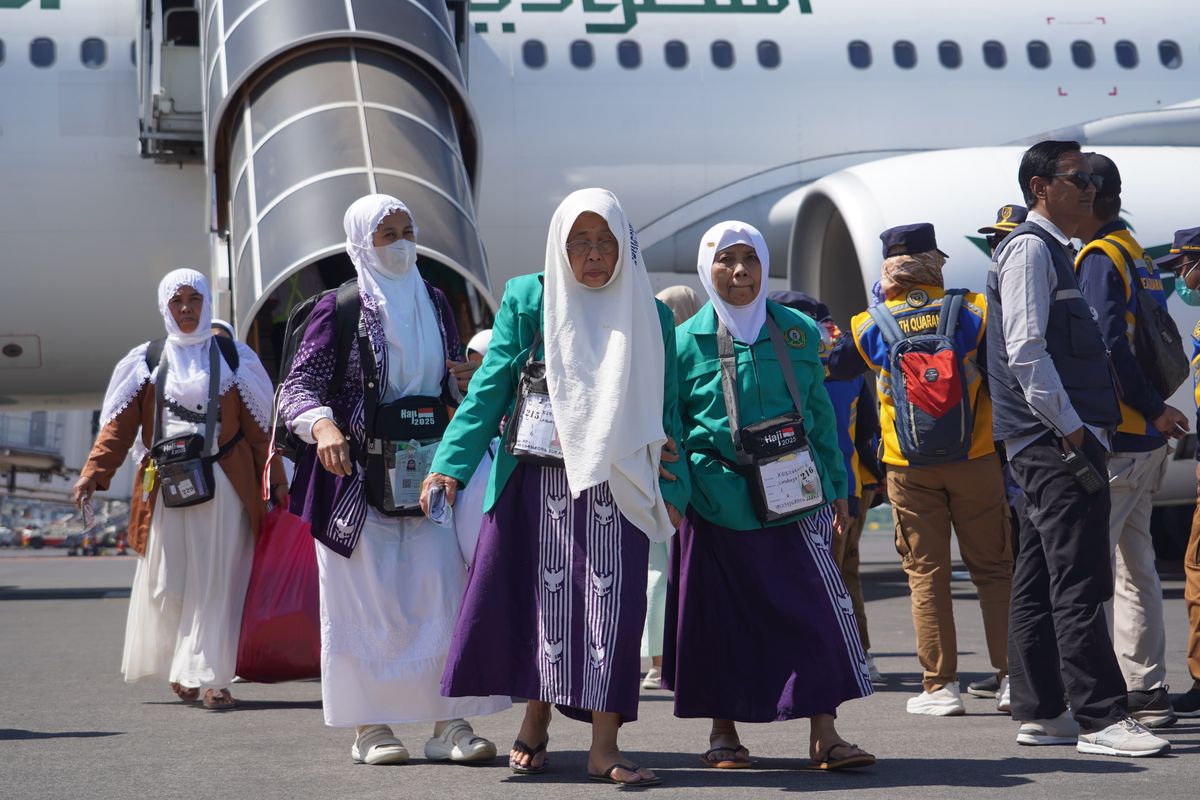 Jemaah haji Debarkasi Surabaya Kloter 1 asal Kabupaten Tulungagung tiba di Bandara Juanda, Kamis (12/6/2025)