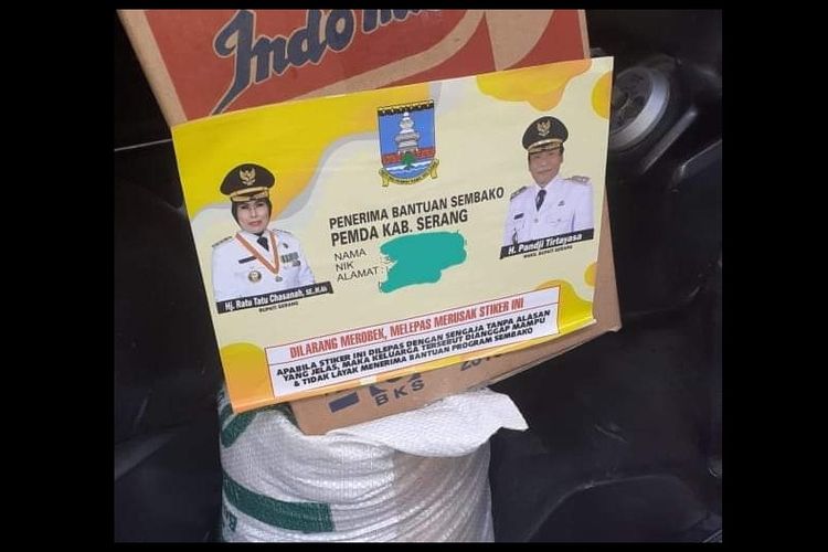 Stiker Bansos Covid-19 memakai foto Bupati dan Wakil Bupati Serang di paket sembako untuk warga. 