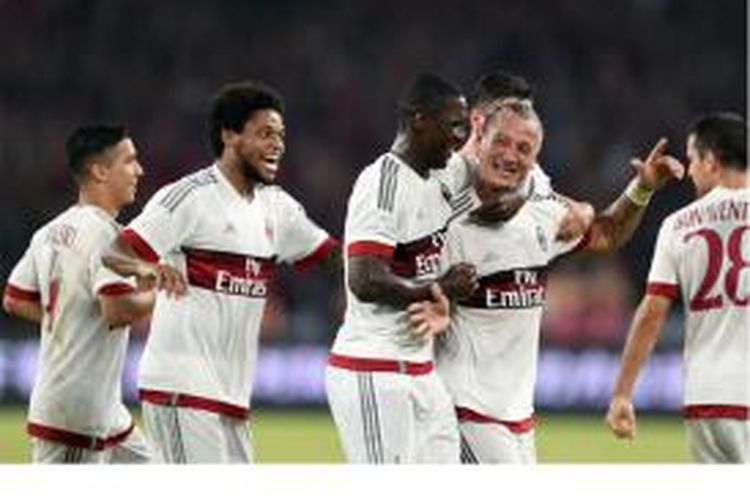 Bek AC Milan asal Perancis Philippe Mexes (2 dari kanan) mendapat sambutan dari rekan-rekannya setelah mencetak gol spektakuler ke gawang Inter Milan dalam laga International Champions Cup di Shenzhen, Sabtu (25/7/2015).