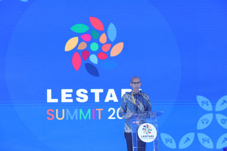 Andy Budiman selaku Chief Executive Officer KG Media memerikan opening speech untuk Lestari Summit  2024.
