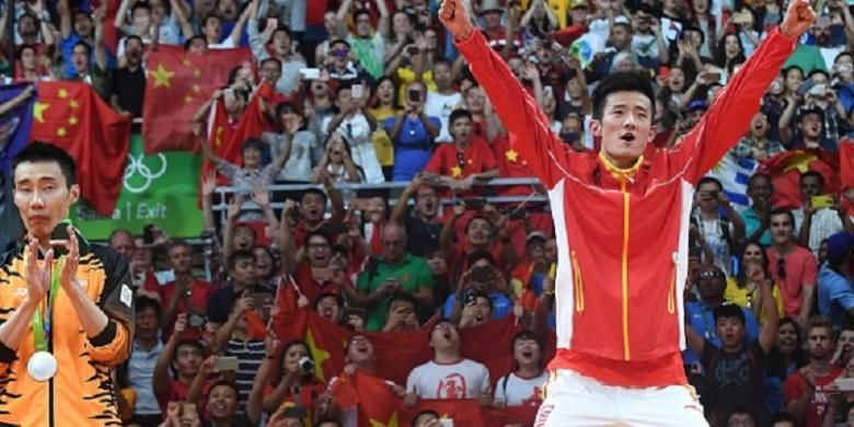 Chen Long merayakan keberhasilannya meraih medali emas Olimpiade seusai mengalahkan pebulu tangkis Malaysia, Lee Chong Wei, Sabtu (20/8/2016). 