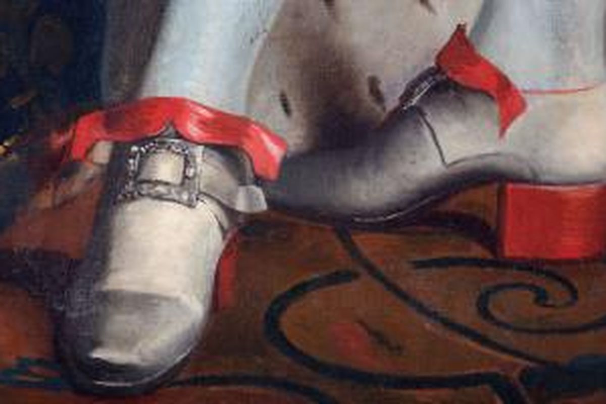 Ilustrasi sepasang sepatu tumit merah yang tinggi milik Louis XIV