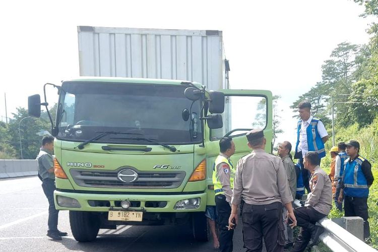 Polisi melakukan olah TKP sopir truk gantung diri di jalan tol Solo-Semarang, Selasa (10/12/2024)