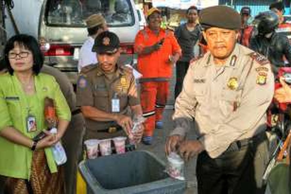 Pemkot Jakarta Barat dan BPOM memusnahkan jajanan takjil yang mengandung bahan berbahaya di Jalan Panjang, Kebon Jeruk, Jakarta Barat, Kamis (16/6/2016).