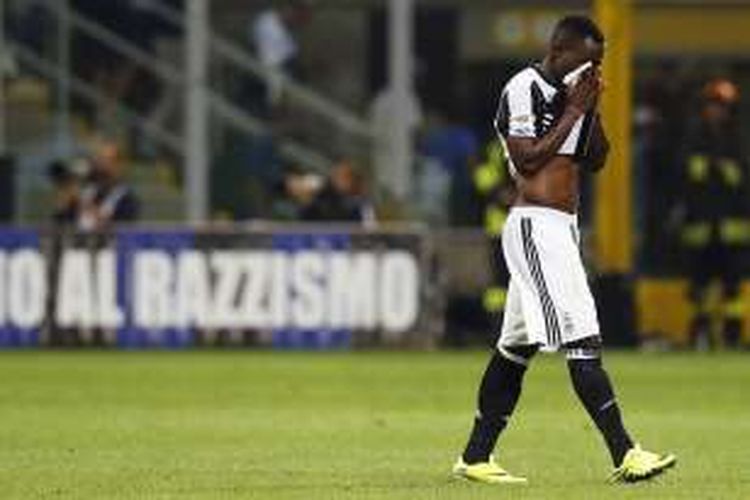 Reaksi Kwadwo Asamoah setelah Juventus kalah 1-2 dari Inter Milan pada partai Serie A di Stadion Giuseppe Meazza, 19 September 2016.