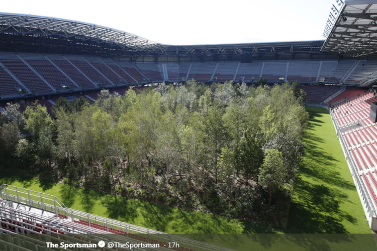 Lapangan sepak bola Stadion Woethersee di Austria disulap menjadi karya seni berupa hutan buatan.