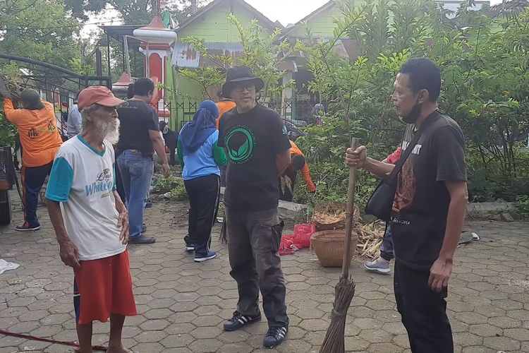 Masyarakat Blora membersihkan rumah masa kecil sastrawan Pramoedya Ananta Toer di Kelurahan Jetis, Kecamatan Blora, Kabupaten Blora, Jawa Tengah, Senin (6/2/2023)