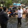 Surabaya Banjir, Eri Telungkupkan Tangan di Depan Warga: Mohon Maaf