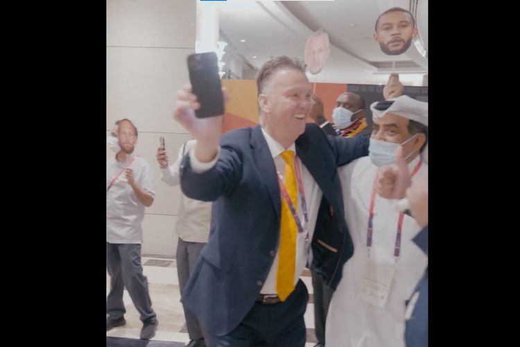 Pelatih Belanda Louis van Gaal berjoget diiringi lagu tema Piala Dunia 2010, Waka Waka, saat merayakan kelolosan De Oranje ke perempat final Piala Dunia 2022 di Qatar.