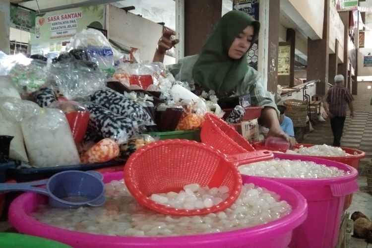 Penjual kolang-kaling di Pasar Muntilan, Magelang, Selasa (19/3/2024).