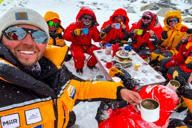 Pesta minum teh di Gunung Everest, Nepal (5/5/2021)