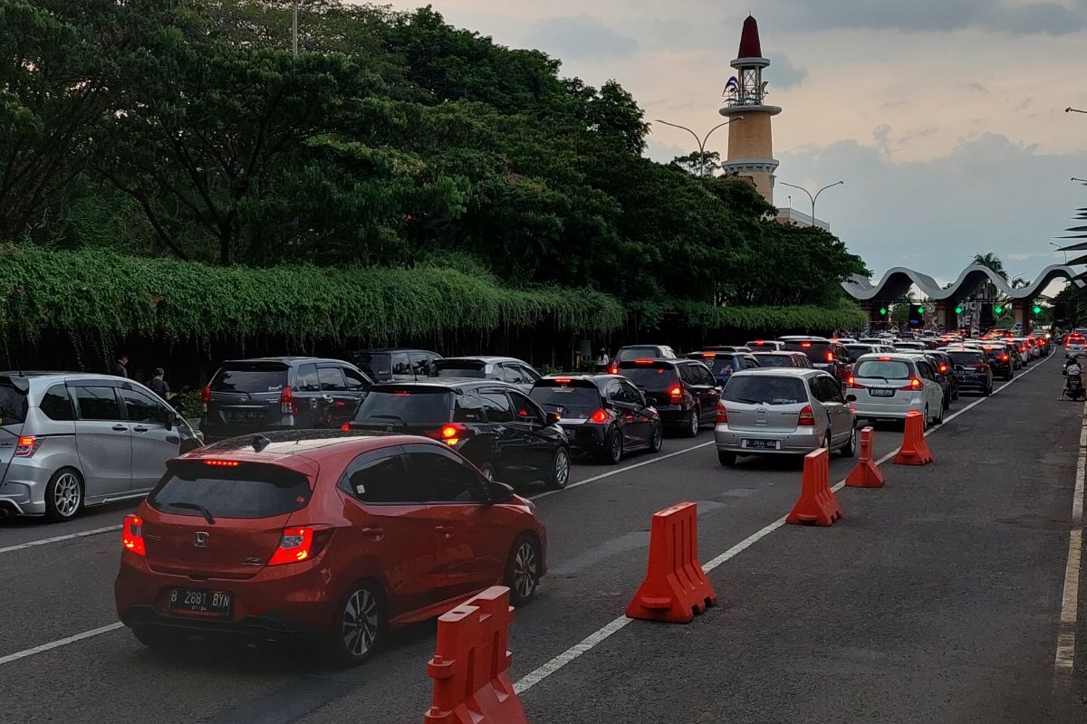 Suasana pintu gerbang timur Taman Impian Jaya Ancol di Jakarta Utara dipenuhi pengendara kendaraan roda empat maupun roda dua pada Minggu (26/3/2023) sore.