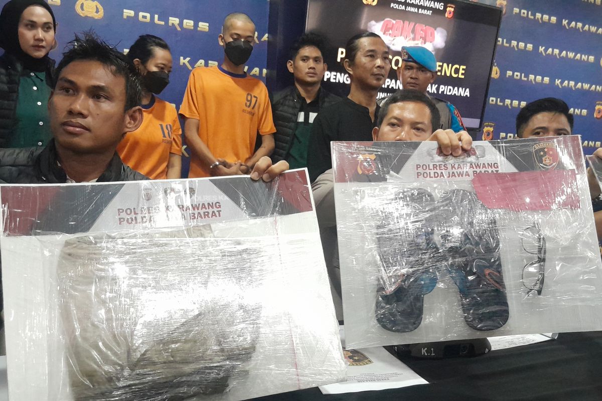 Kapolres Karawang AKBP Wirdhanto Hadicaksono dan jajaran menunjukkan barang bukti saat konferensi pers pengungkapan kasus pembunuhan yang didalangi istri korban di Mapolres Karawang, Selasa (16/1/2024).