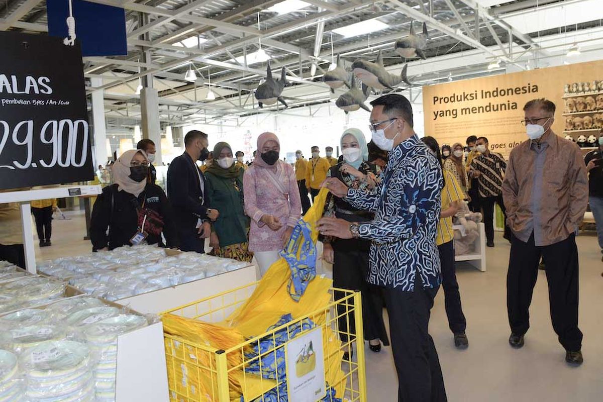 Gubernur Jawa Barat, Ridwan Kamil, beserta istrinya selaku Ketua Dekranasda Jawa Barat, Atalia Praratya Ridwan Kamil menjadi pengunjung pertama di IKEA Kota Baru Parahyangan pada hari Minggu (28/3/2021). 