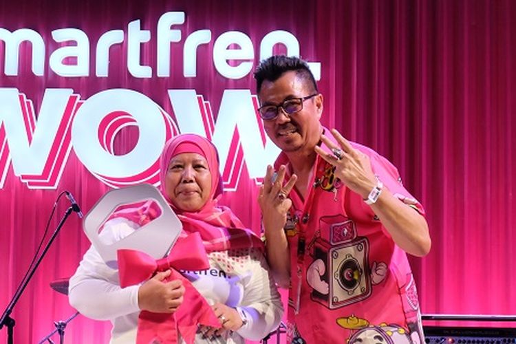 Miftahul Jannah (48) saat menerima hadiah secara simbolis di acara Smartfren Wow Fest di Ecovention Ancol, Jakarta Utara, Minggu (12/11/2019)
