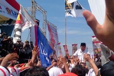 Digendong Ajudan, Prabowo Berjoget bersama Warga