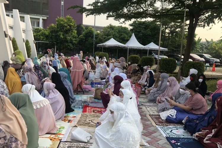 Fuji dan ibunya sedang shalat di Masjid Permata Qolbu, Pesanggrahan, Jakarta Selatan, Senin (2/5/2022).