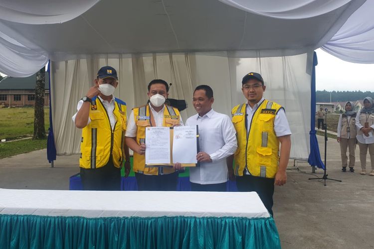Penandatanganan serah terima hunian tetap (hutap) dari Kementerian PUPR kepada Pemerintah Kabupaten Lumanjang, Jawa Timur, Selasa (8/11/2022)