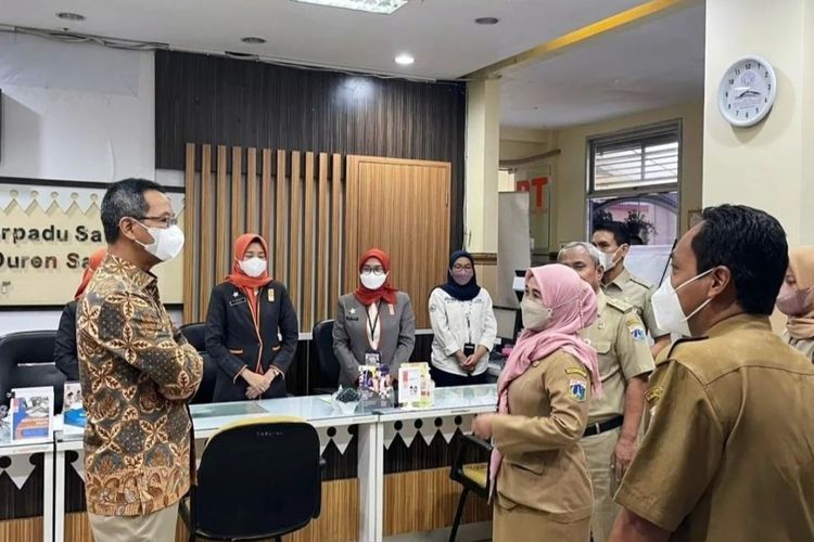 Penjabat (Pj) Gubernur DKI Jakarta Heru Budi Hartono saat melakukan inspeksi mendadak (sidak) di Kantor Kecamatan Duren Sawit, Jakarta Timur, pada Senin (12/12/2022) pagi.