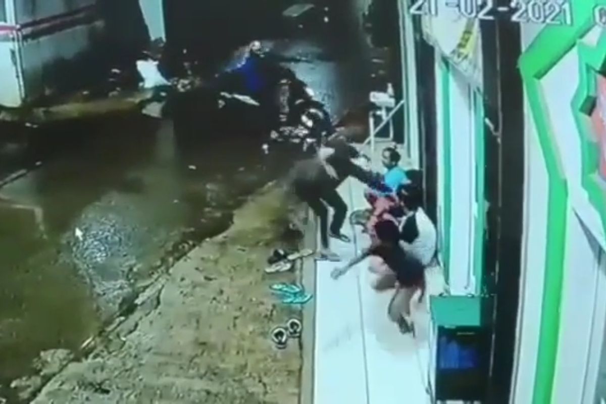 Tangkapan layar video empat remaja jadi korban penjambretan ponsel di Pondok Kacang Barat, Pondok Aren, Tangerang Selatan.