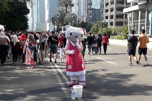 Para Pengais Rezeki Berkostum di Car Free Day Jakarta 