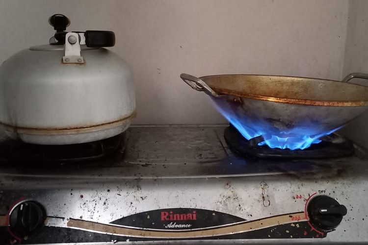 Nyala api di kompor warga Desa Sambak, Kecamatan Kajoran, Magelang, Jawa Tengah (Jateng), yang memanfaatkan biogas sebagai sumber bahan bakar. 