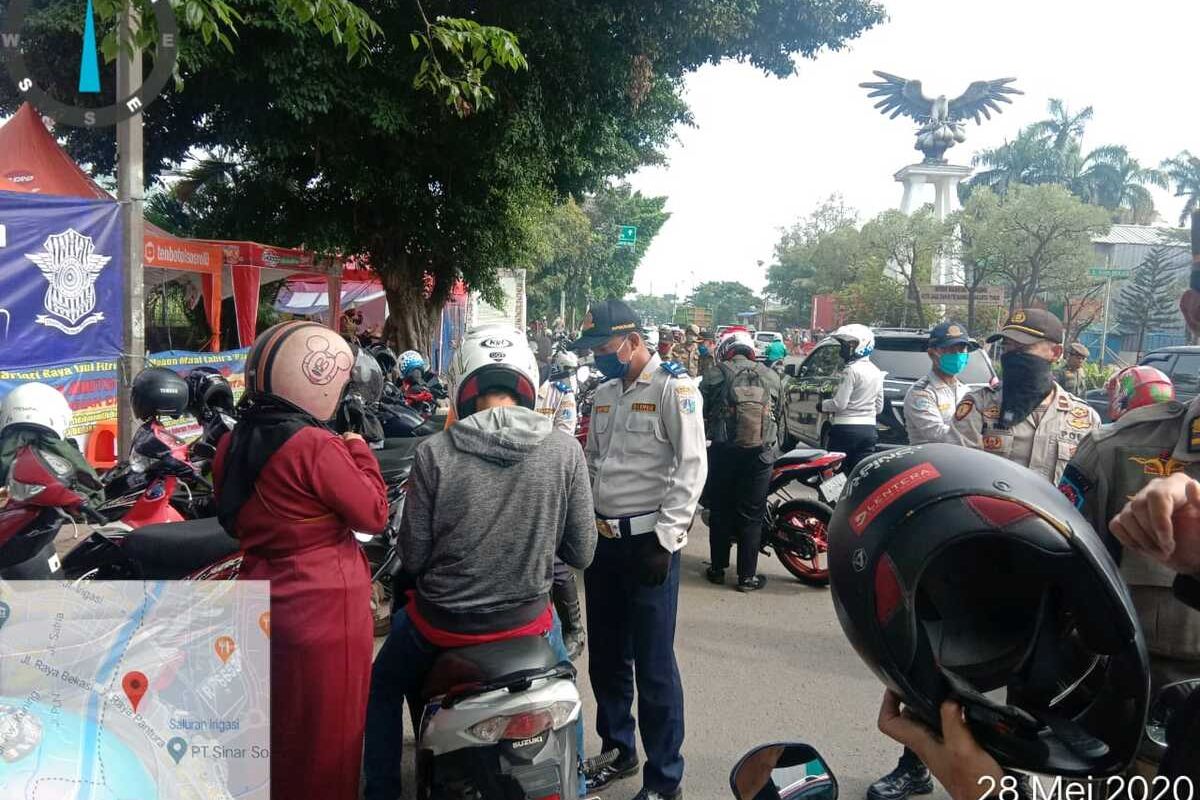 Giat petugas Suku Dinas Perhubungan Jakarta Timur penyekatan larangan mudik dan PSBB di Jalan Raya Bekasi, Cakung, Jakarta Timur, Kamis (28/5/2020).