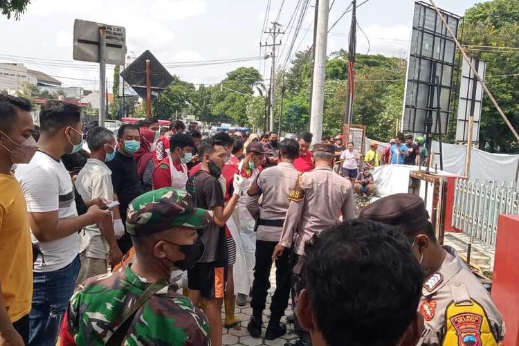Proses evakuasi, seorang mayat perempuan ditemukan tersangkut di saluran irigasi tak jauh dari Lapas Kelas 2A Sragen, Jawa Tengah, pada Sabtu (3/12/2022), sekitar pukul 08.30 WIB..