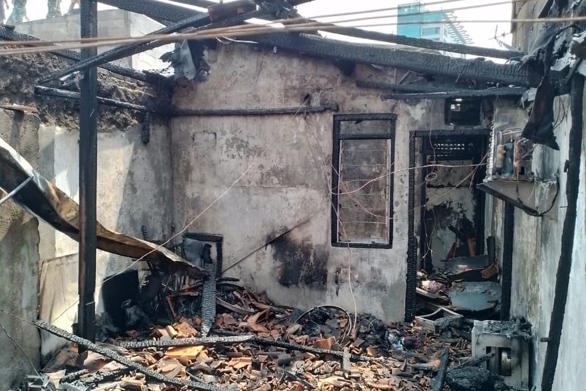Kondisi salah satu rumah yang terdampak kebakaran di Jalan Prapatan 2 RT 006/005, Senen, Jakarta Pusat pada Senin (13/2/2023) siang. 