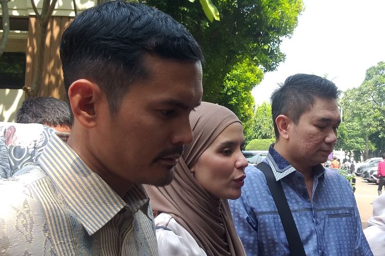 Istri presenter Indra Bekti, Aldila Jelita didampingi kuasa hukumnya, Teguh Karya (kiri) dan kuasa hukum Indra Bekti, Milano Lubis (kanan) usai sidang perdana perceraian di Pengadilan Agama Jakarta Selatan, Senin (13/3/2023).