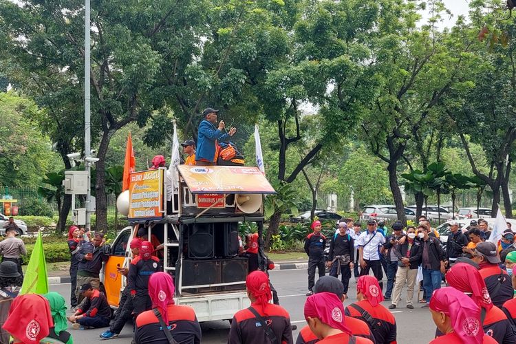 Suasana saat unsur buruh menggelar unjuk rasa di depan Gedung Balai Kota DKI Jakarta, Jakarta Pusat, Jumat (2/12/2022) siang.