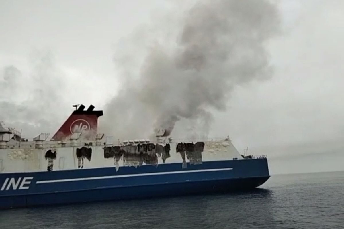 KM Mutiara Timur I yang terbakar di perairan Karangasem Bali (Istimewa)
