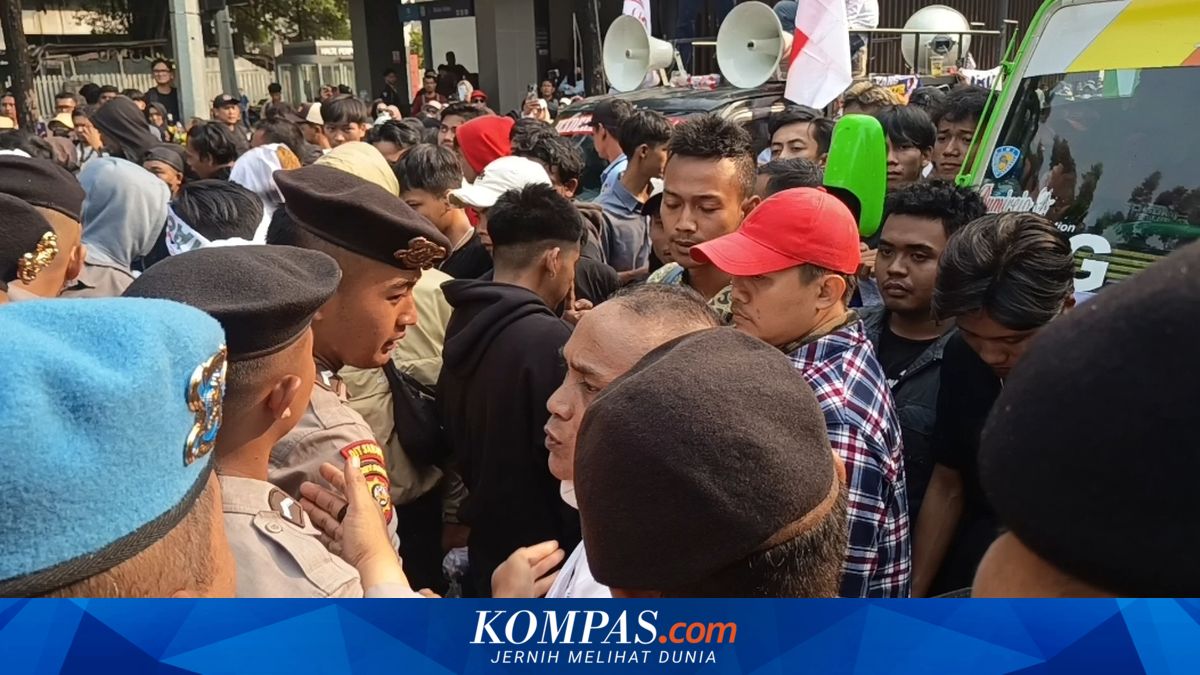 Massa Demo MBG Terobos Blokade Saat Menuju Kantor BGN, Sempat Saling Dorong dengan Polisi