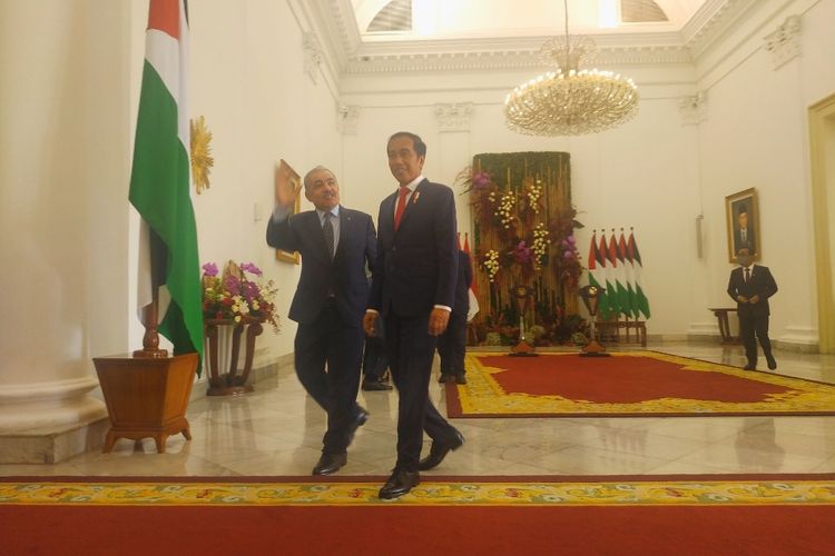 Presiden Joko Widodo bersama Perdama Menteri (PM) Palestina Mohammad Shtayyeh usai menyampaikan keterangan pers bersama di Istana Kepresidenan Bogor, Senin (24/10/2022).