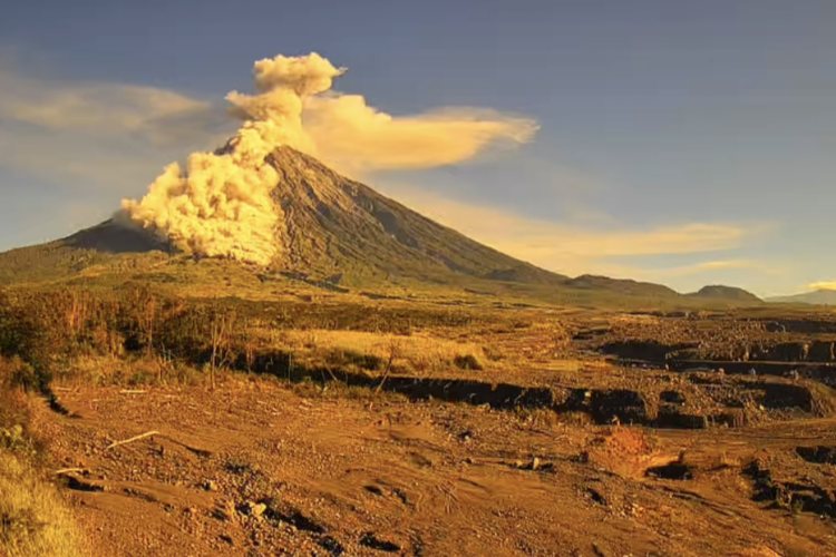 Semeru Luncurkan Awan Panas 4,5 Km, BPBD Sebut Permukiman Warga Aman