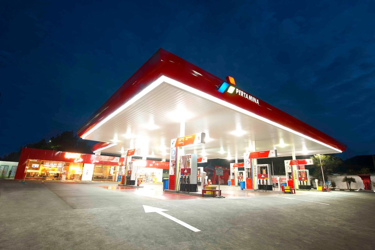 Nampak salah satu stasiun pengisian bahan bakar umum (SPBU) milik Pertamina pada malam hari. 