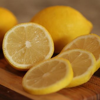 Didihkan lemon untuk membantu menghilangkan noda gosong pada panci.