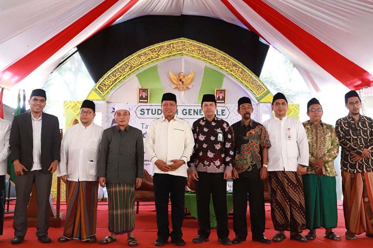 Menteri Riset, Teknologi dan Pendidikan Tinggi Mohamad Nasir saat mengunjungi Sekolah Tinggi Agama Islam (STAI) Al-Anwar Sarang, Rembang (28/9/2019).