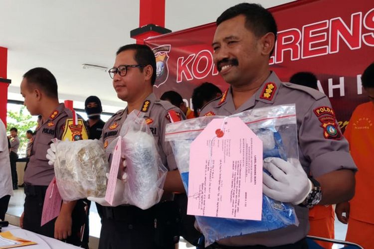 Direktur Ditresnarkoba Polda Kepri Kombes K Yani Sudarto, didampingi Kabid Humas Polda Kepri Kombes S Erlangga menunjukkan barang bukti 4,3 kg sabu yang diamankan dari WN Malaysia.