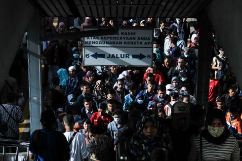 Sebagian Jalur Stasiun Tanah Abang Banjir, KRL Antre Masuk Stasiun