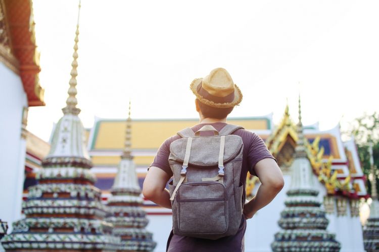 Turis di Wat Arun, sebuah kuil di Bangkok, Thailand